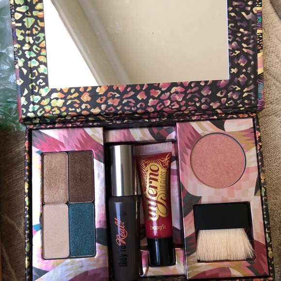 New unused benefit kit for cheeks and eyes - Picture 1 of 2